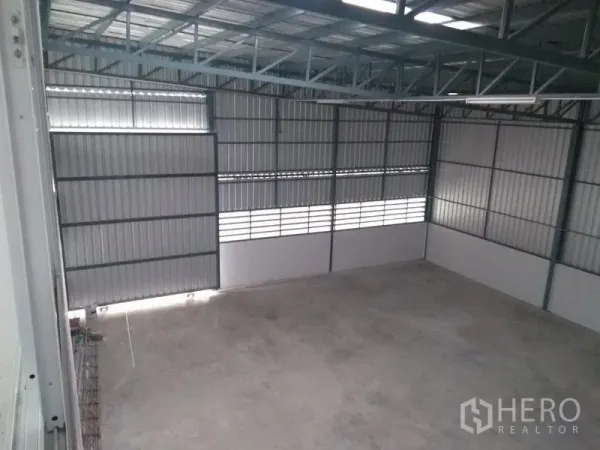 คลังสินค้า ให้เช่าในBang Kapi, Bangkok - ฮอลล์โกดังโปร่งเพดานสูง โครงหลังคาเหล็กและช่องระบายอากาศ