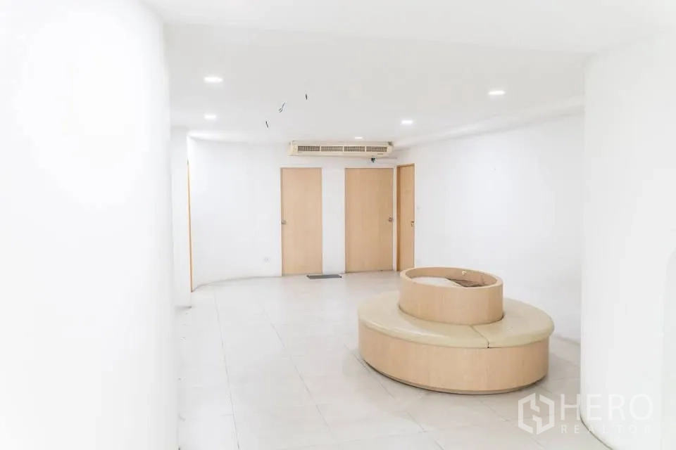 家庭办公室 for rent in Prawet, Bangkok - 白色公共区域，内置圆形座椅与木质门。