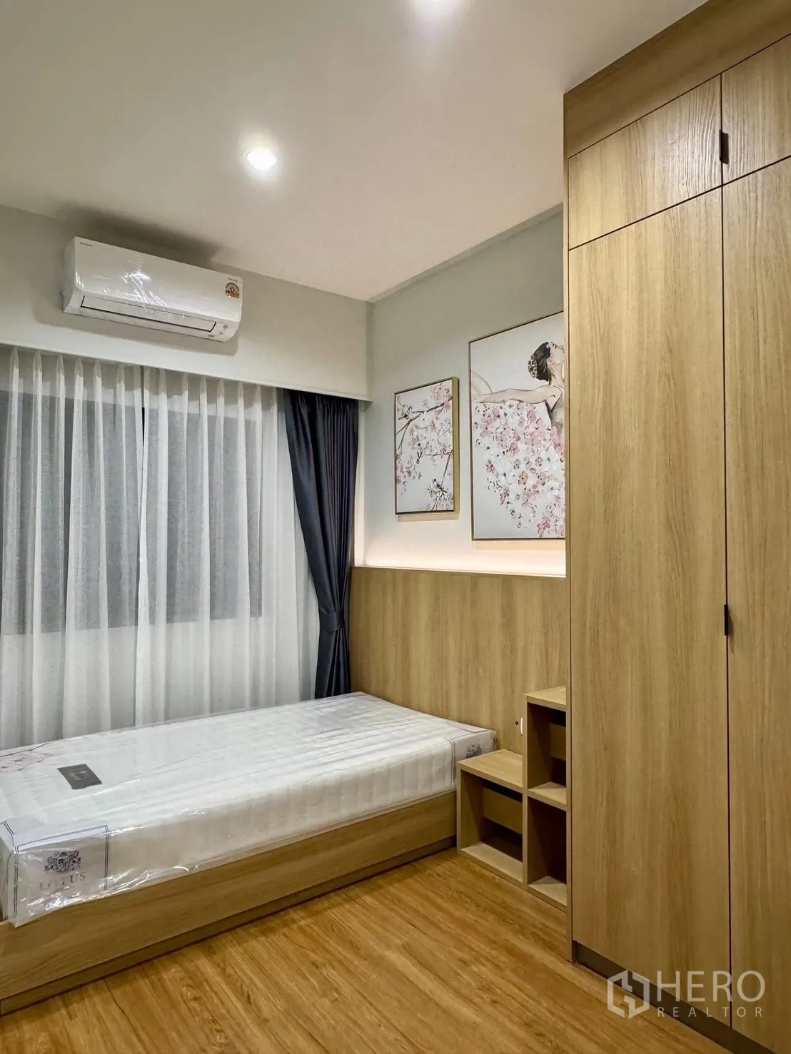 Townhouse for rent or sale in Bang Phli, Samut Prakan - Another view of a single bedroom showing bed, wardrobe and air conditioner.