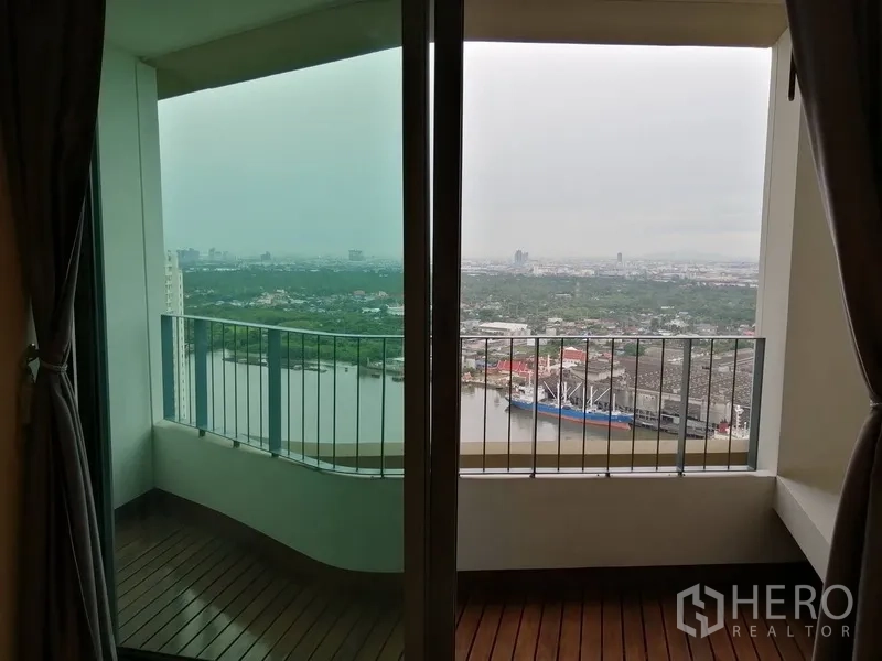 公寓 出售在Yan Nawa, Bangkok - 带顶阳台俯瞰湄南河与城市天际线。