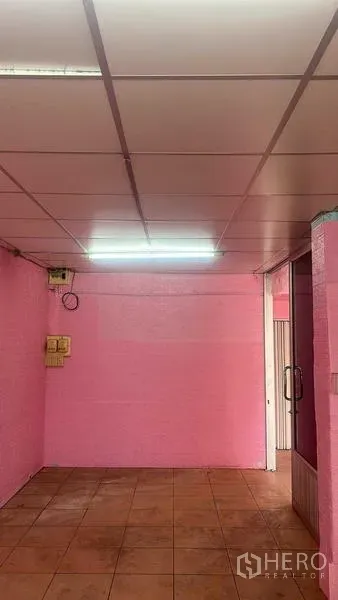 零售空间 出租在Bang Na, Bangkok - 小型室内区，顶灯照明，瓷砖地面，带推拉玻璃门。