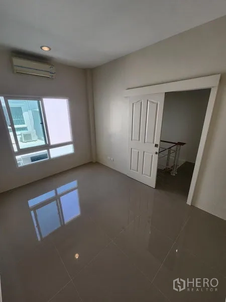 联排别墅 出租在Wang Thonglang, Bangkok - 卧室带窗与空调，配推拉门。