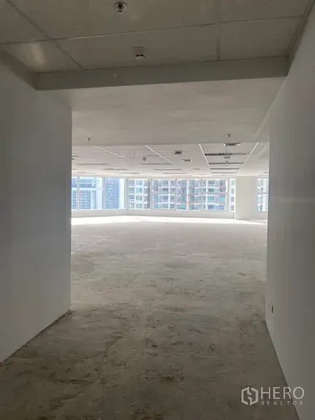 办公空间 出租在Bang Rak, Bangkok - 临近BTS Chong Nonsi的明亮开放式办公楼层，整面城市景观窗采光充足。
