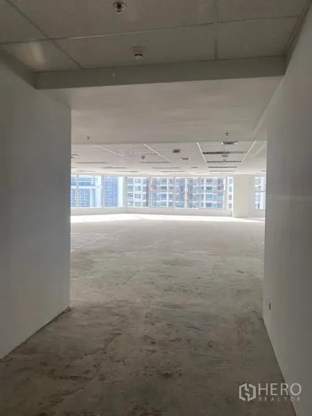 办公空间 出租在Bang Rak, Bangkok - 临近BTS Chong Nonsi的明亮开放式办公楼层，整面城市景观窗采光充足。