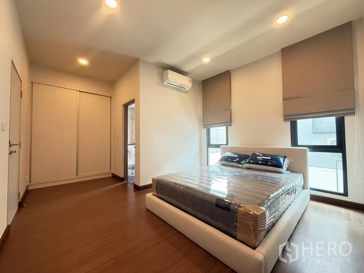 独立式住宅 出租在Bang Phli, Samut Prakan - 客卧带卫浴入口，推拉衣柜与转角窗