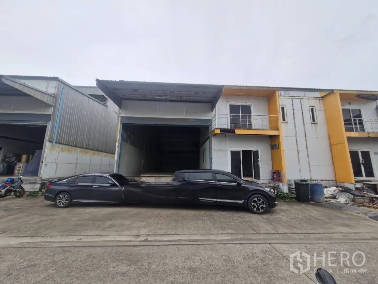 货栈 出租在Thung Khru, Bangkok - 正立面展示：带顶棚装卸口与夹层办公室的单元