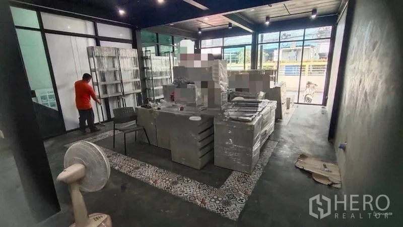 อาคารพาณิชย์ ให้เช่าในBang Kho Laem, Bangkok - ห้องหน้าบ้านโปร่ง กระจกสูงจรดเพดาน พร้อมแถบกระเบื้องตกแต่งพื้น