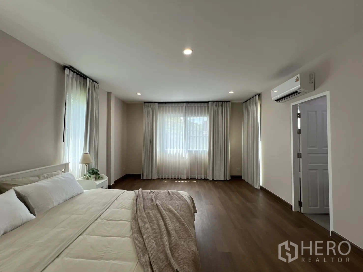 Detached House for rent in Mueang Samut Prakan, Samut Prakan - Master bedroom with wardrobes and bedside tables.