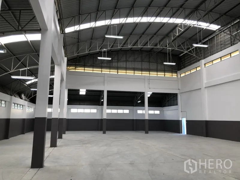 Factory for rent in Pathum Thani - High clear-span steel roof over a bright open production and storage floor.