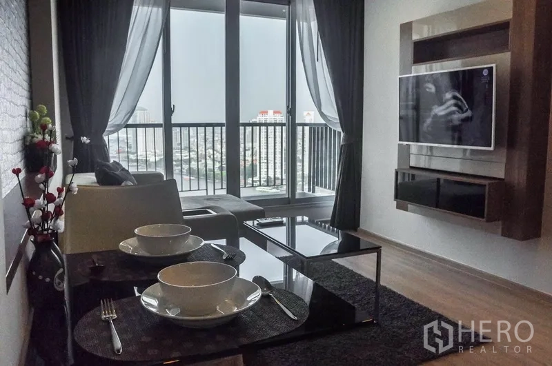คอนโด ให้เช่าในSathon, Bangkok - ห้องนั่งเล่นสมัยใหม่มีโซฟา ชุดทานอาหาร ทีวีติดผนัง และระเบียงชมวิวเมือง ในคอนโดสาทร
