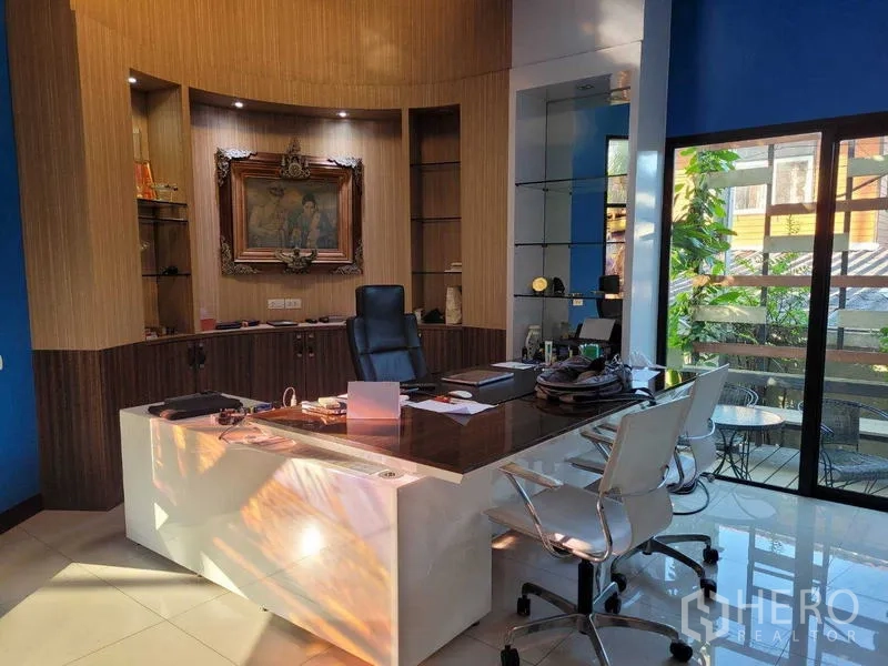 โรงงาน ขายในSaphan Sung, Bangkok - ห้องผู้บริหาร ตู้บิลท์อินไม้ และโต๊ะหินเรืองแสง