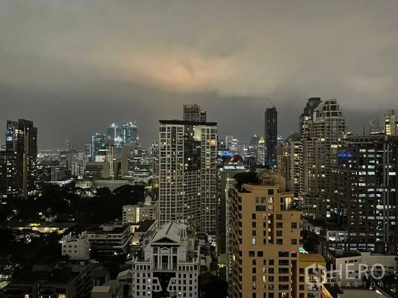 คอนโด ให้เช่าหรือขาย - วิวเมืองกรุงเทพฯ ยามค่ำจากชั้นสูง เหนือย่านลุมพินี