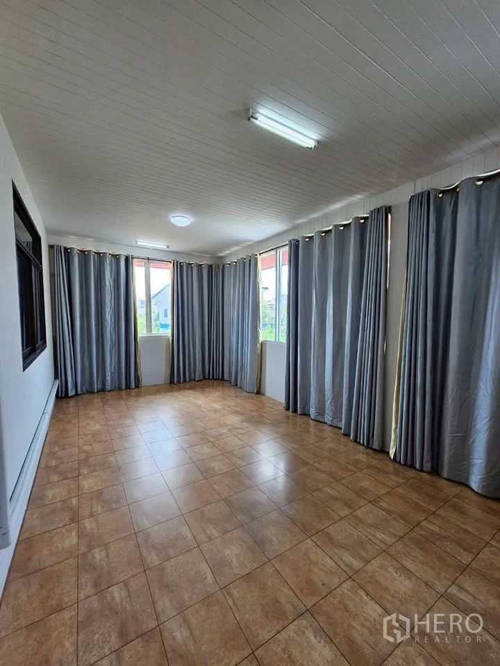 带办公室的家 for rent in Wang Thonglang, Bangkok - 另一角度的瓷砖房，窗帘围绕，顶灯明亮。