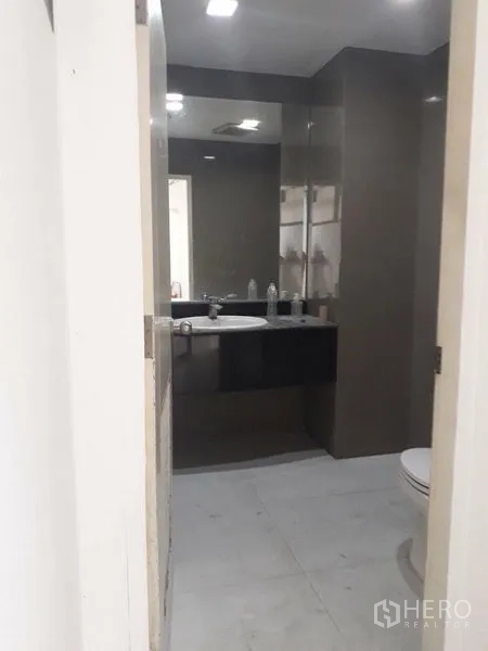 Retail Space for rent in Watthana, Bangkok - Modern restroom with sink, mirror, and toilet inside the retail premises.