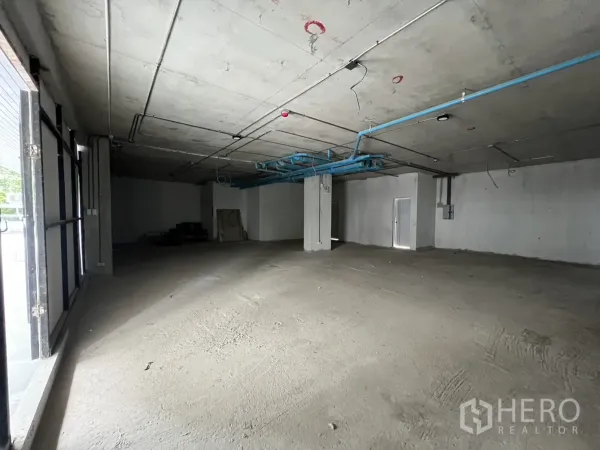 零售空间 出租 - 临街商铺入口开阔，进深大，布局灵活。