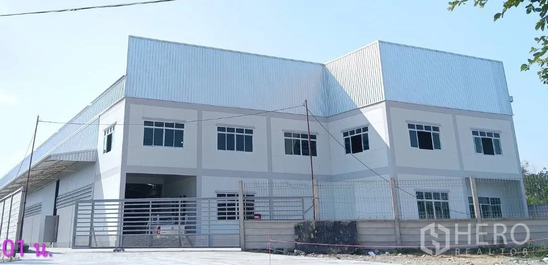 货栈 出租或出售在Lam Luk Ka, Pathum Thani - 仓库与办公楼正立面，带滑动大门。
