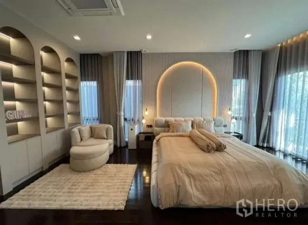 独立式住宅 出租在Lat Krabang, Bangkok - 主卧，发光拱形床头，拱形嵌入书架与休闲椅。