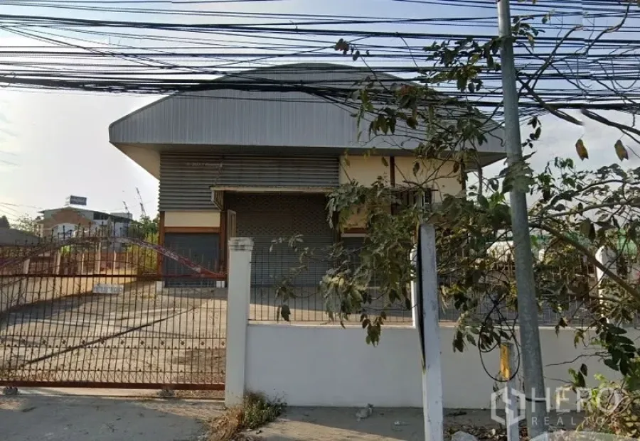货栈 出租在Bang Phli, Samut Prakan - 邦普里仓库的大门入口与卷帘门装卸区