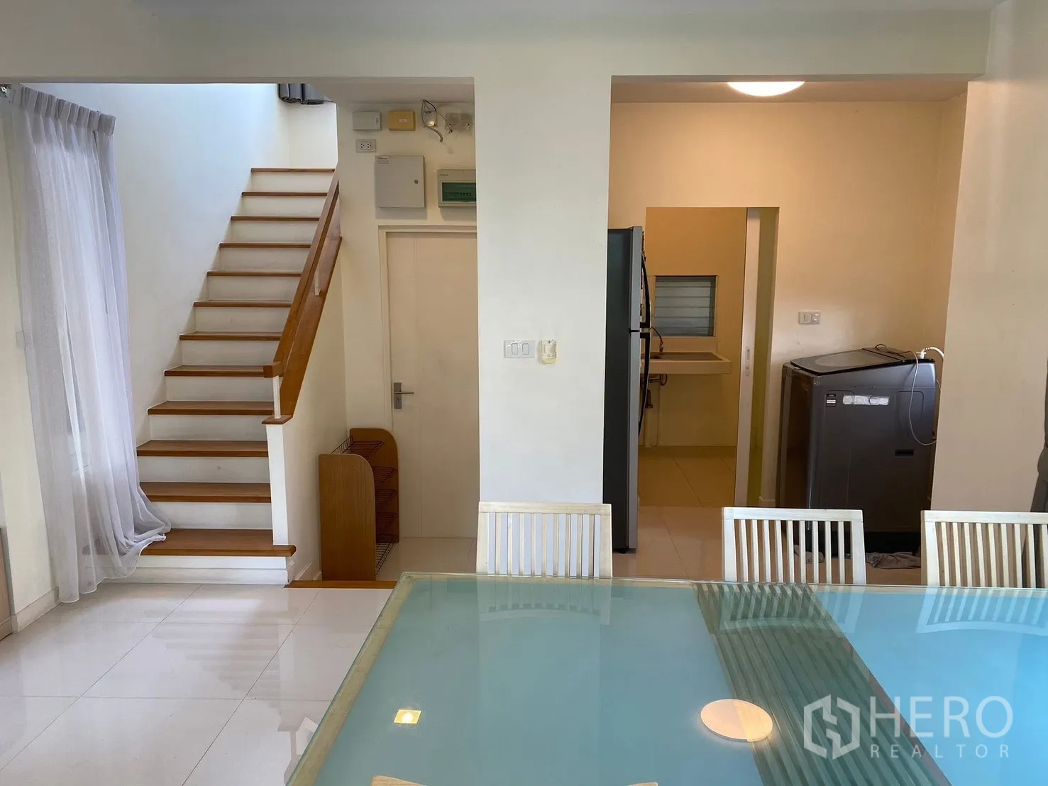 บ้านเดี่ยว for rent in Prawet, Bangkok - พื้นที่รับประทานอาหารติดครัวและบันได มีตู้เย็นและเครื่องซักผ้า