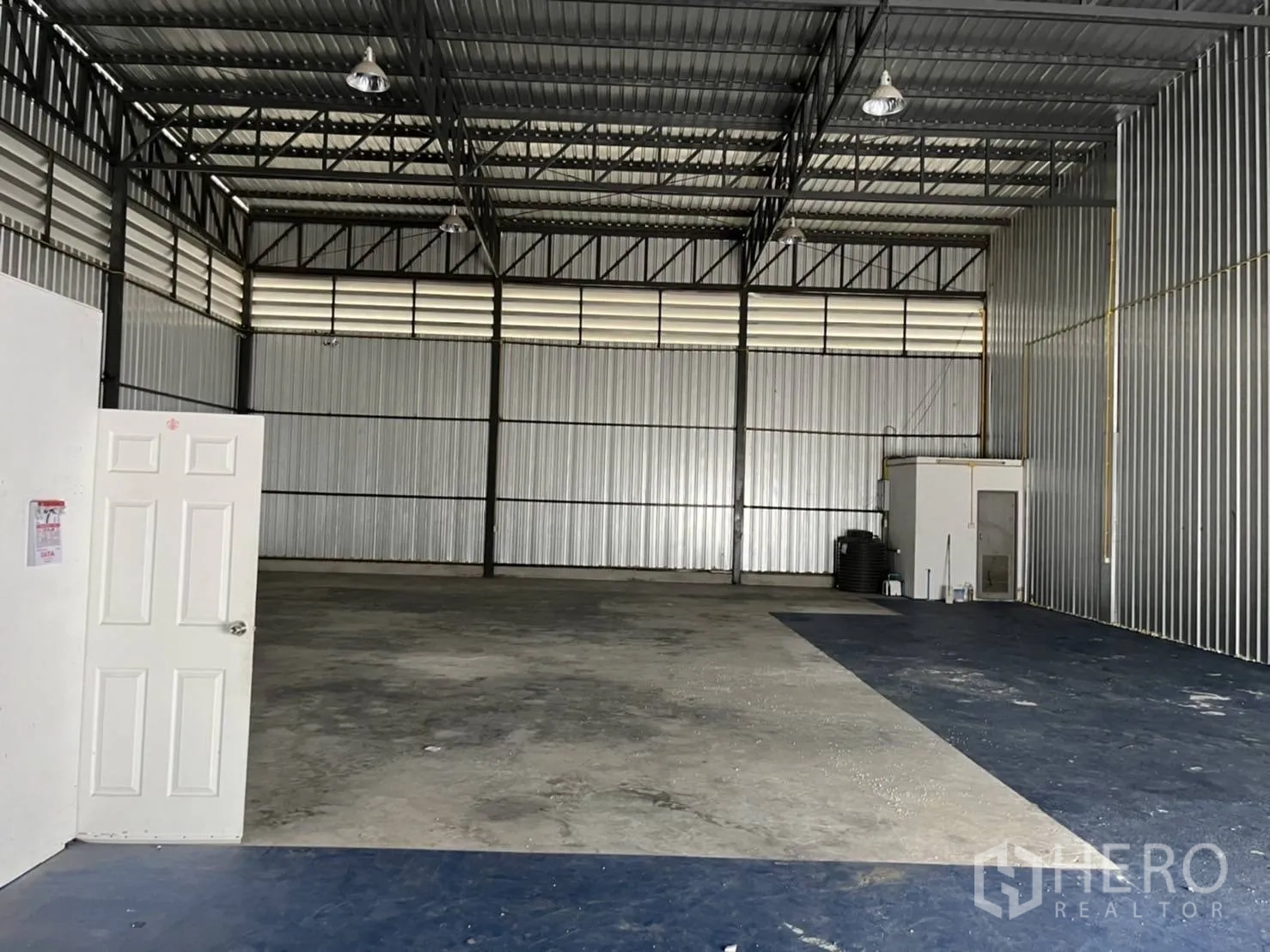 仓库 for rent in Bang Phli, Samut Prakan - 仓库内部开放空间，钢梁结构、混凝土地面，并带小型内部办公室。