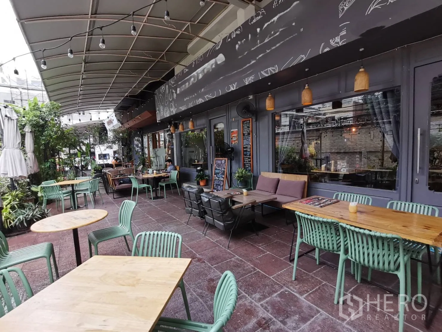 Retail Space for rent in Watthana, Bangkok - Spacious patio with multiple tables beside large display windows.