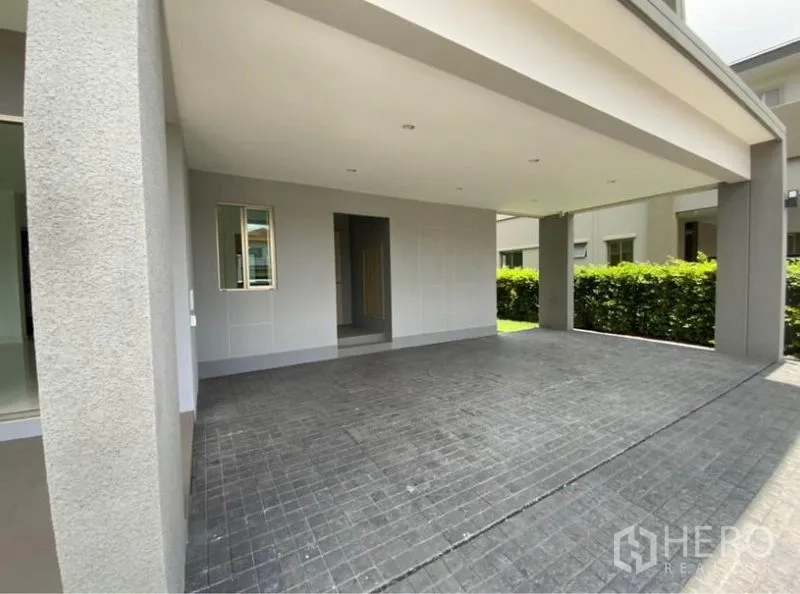 Detached House for rent - Covered carport for two cars with tiled driveway.