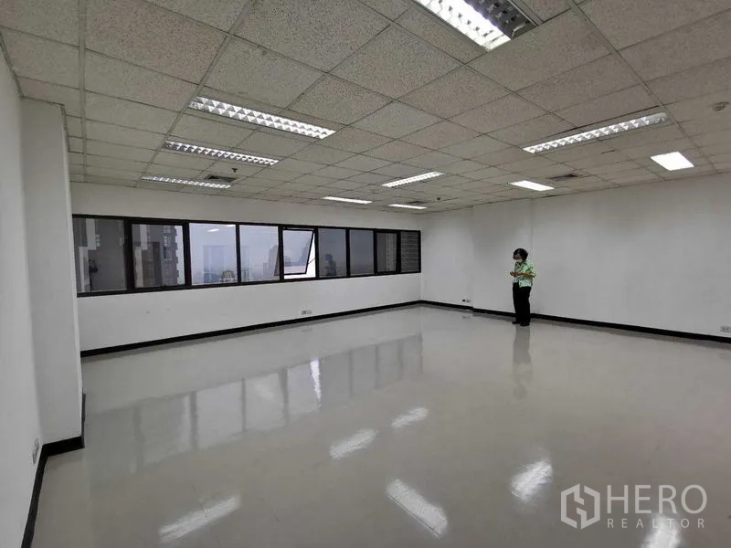 สำนักงาน ให้เช่าในWatthana, Bangkok - ห้องสำนักงานขนาดใหญ่ มีหน้าต่างยาวมองเห็นวิวเมืองและพื้นเงา.