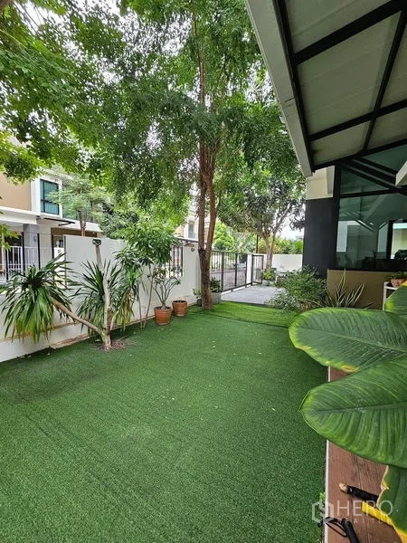 独立式住宅 出租在Bang Phli, Samut Prakan - 侧院人造草坪，绿植与盆栽