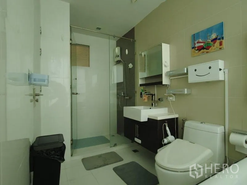公寓 出租在Watthana, Bangkok - 现代卫浴，玻璃淋浴间、洗手台与坐便器