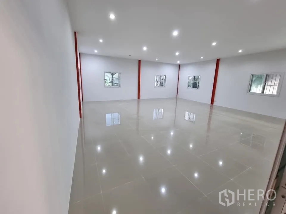 Warehouse for rent in Lam Luk Ka, Pathum Thani - Large tiled office room with LED downlights and multiple windows.