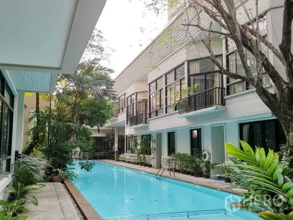 独立式住宅 出租在Khlong Toei, Bangkok - 长形泳池，旁是现代白色住宅与热带绿植