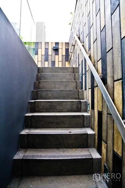 公寓 出租在Watthana, Bangkok - 通往屋顶的室外楼梯，石质台阶与金属扶手。
