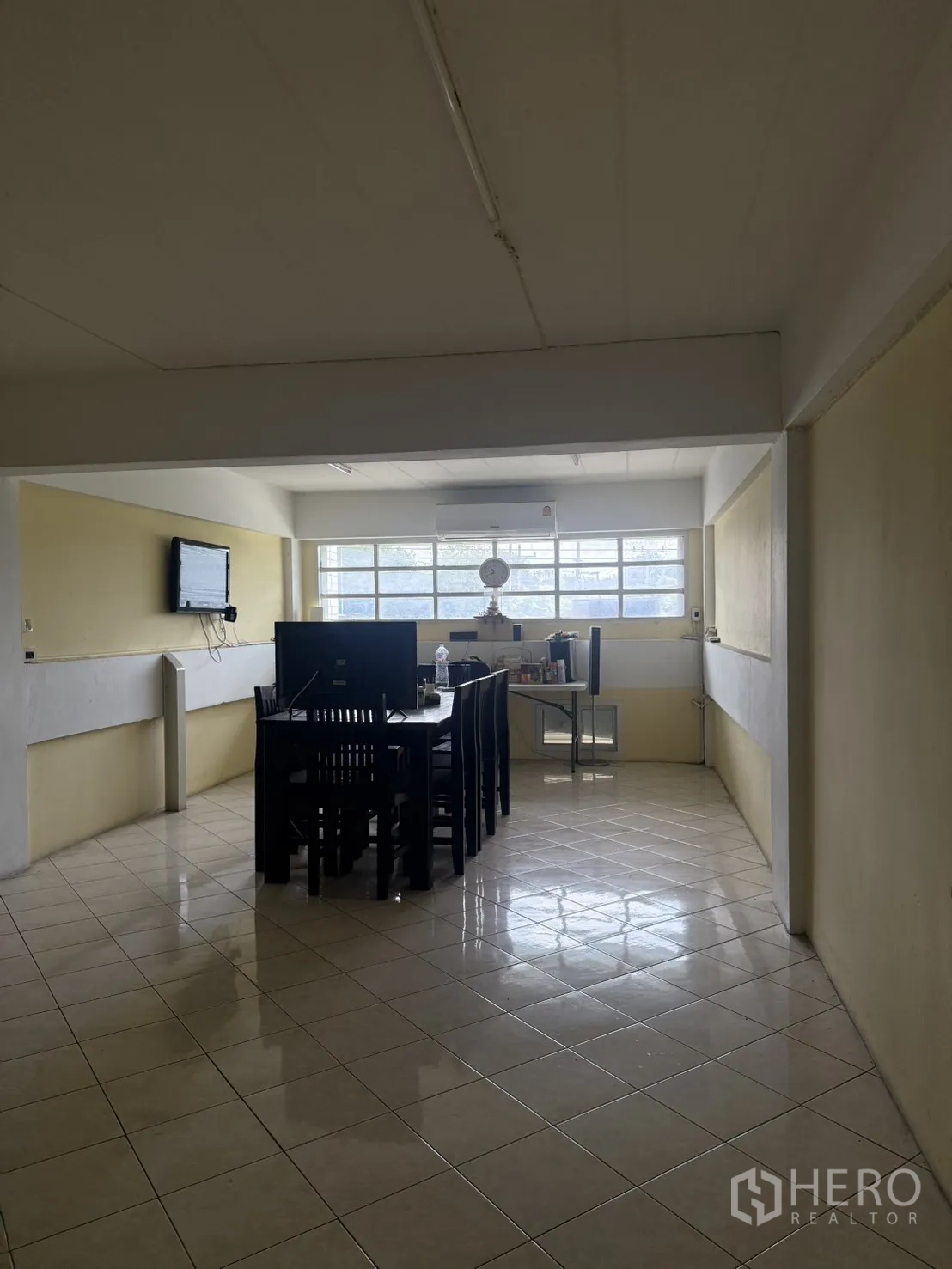 Shophouse for rent in Pak Kret, Nonthaburi - Bright room with dining set, air conditioner, and wall-mounted TV.