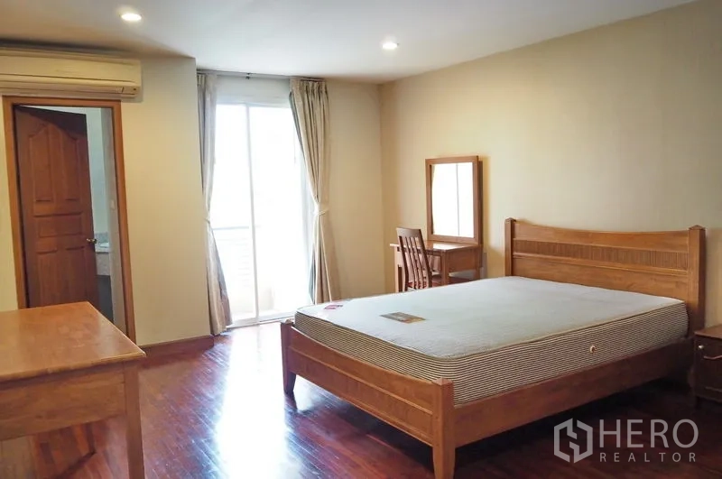 คอนโด ให้เช่าในPathum Wan, Bangkok - ห้องนอนมีประตูบานเลื่อนออกสู่ระเบียง รับแสงธรรมชาติ