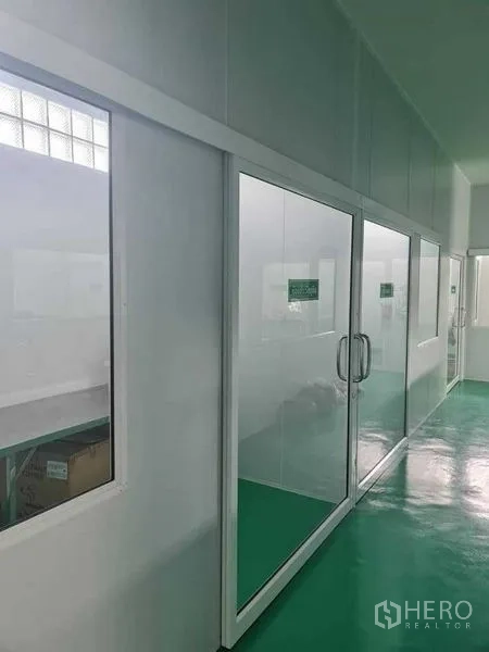 โรงงาน ขายในBang Pa-in, Phra Nakhon Si Ayutthaya - โถงทางเดินเรียงห้องกระจกกั้นภายในอาคารสะอาด