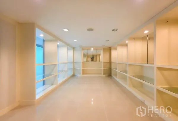 办公空间 出租在Khlong Toei, Bangkok - 长形展示间，带内置陈列架与嵌入式照明。