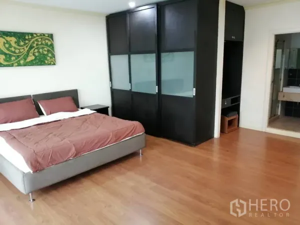 คอนโด ให้เช่าในWatthana, Bangkok - ห้องนอนใหญ่พร้อมตู้เสื้อผ้าบานเลื่อนและทางเข้าห้องน้ำในตัว พื้นไม้