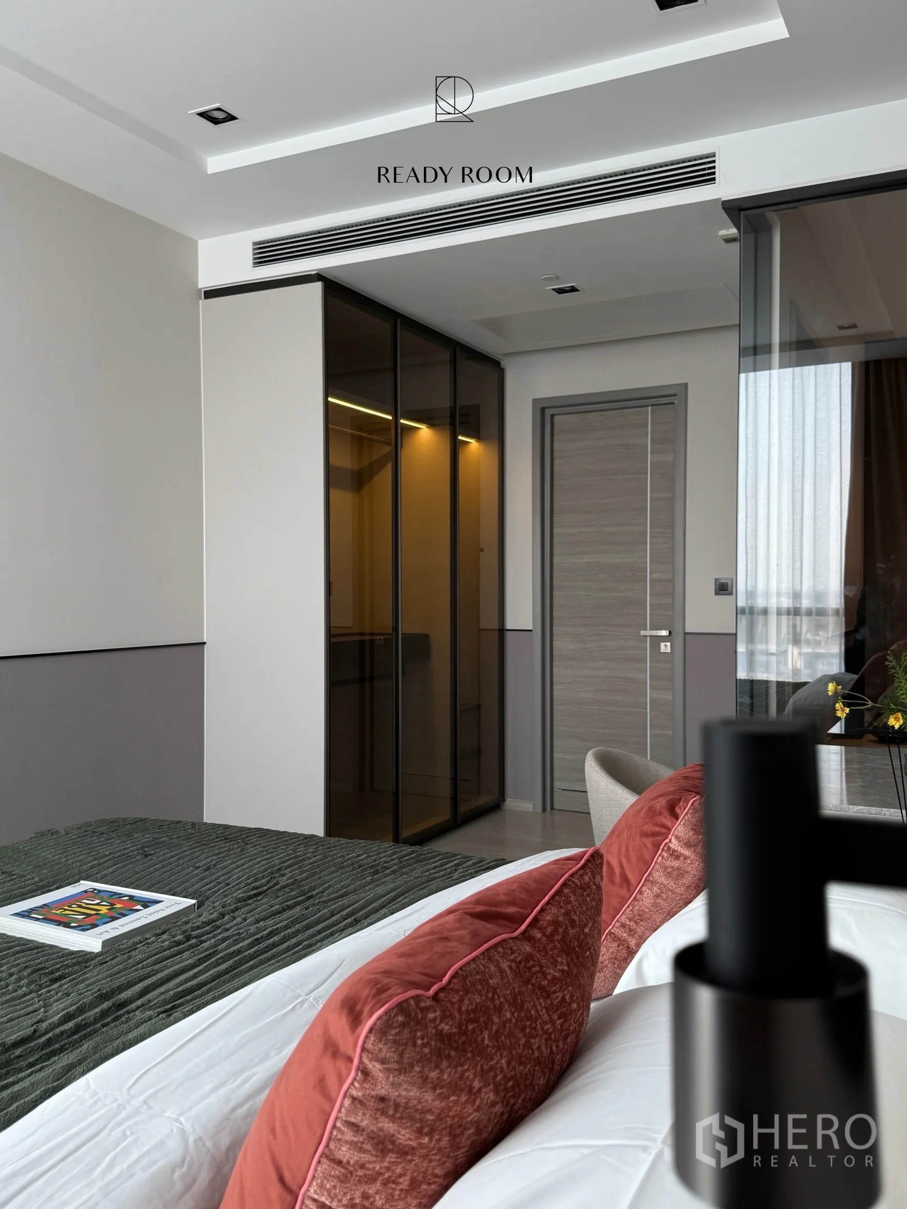 คอนโด for rent in Khlong Toei, Bangkok - มุมห้องนอนพร้อมตู้เสื้อผ้าบานกระจก โคมไฟหัวเตียง และประตู.