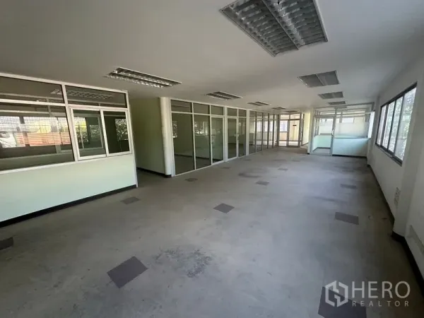 คลังสินค้า ให้เช่าในSaphan Sung, Bangkok - ชั้นออฟฟิศกว้าง พร้อมผนังกระจกกั้นห้องและหน้าต่างบานใหญ่ในโครงการโกดัง