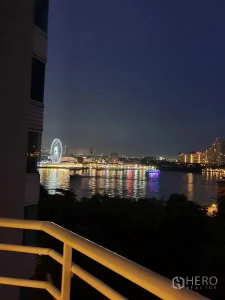 公寓 出租在Khlong San, Bangkok - 阳台夜景，昭拍耶河与城市灯光，可见河畔摩天轮。