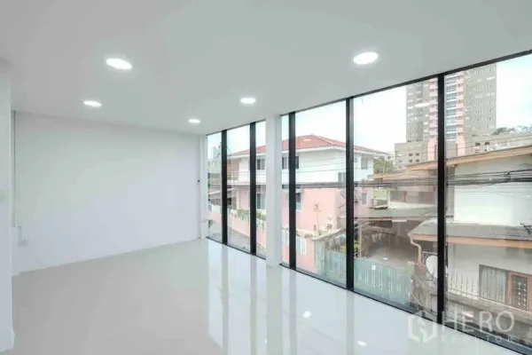 独立商业地产 出租或出售在Bang Na, Bangkok - 楼上办公空间，通高落地窗与筒灯照明