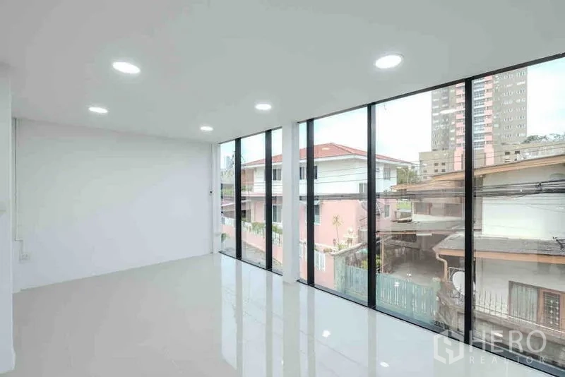 独立商业地产 出租或出售在Bang Na, Bangkok - 楼上办公空间，通高落地窗与筒灯照明