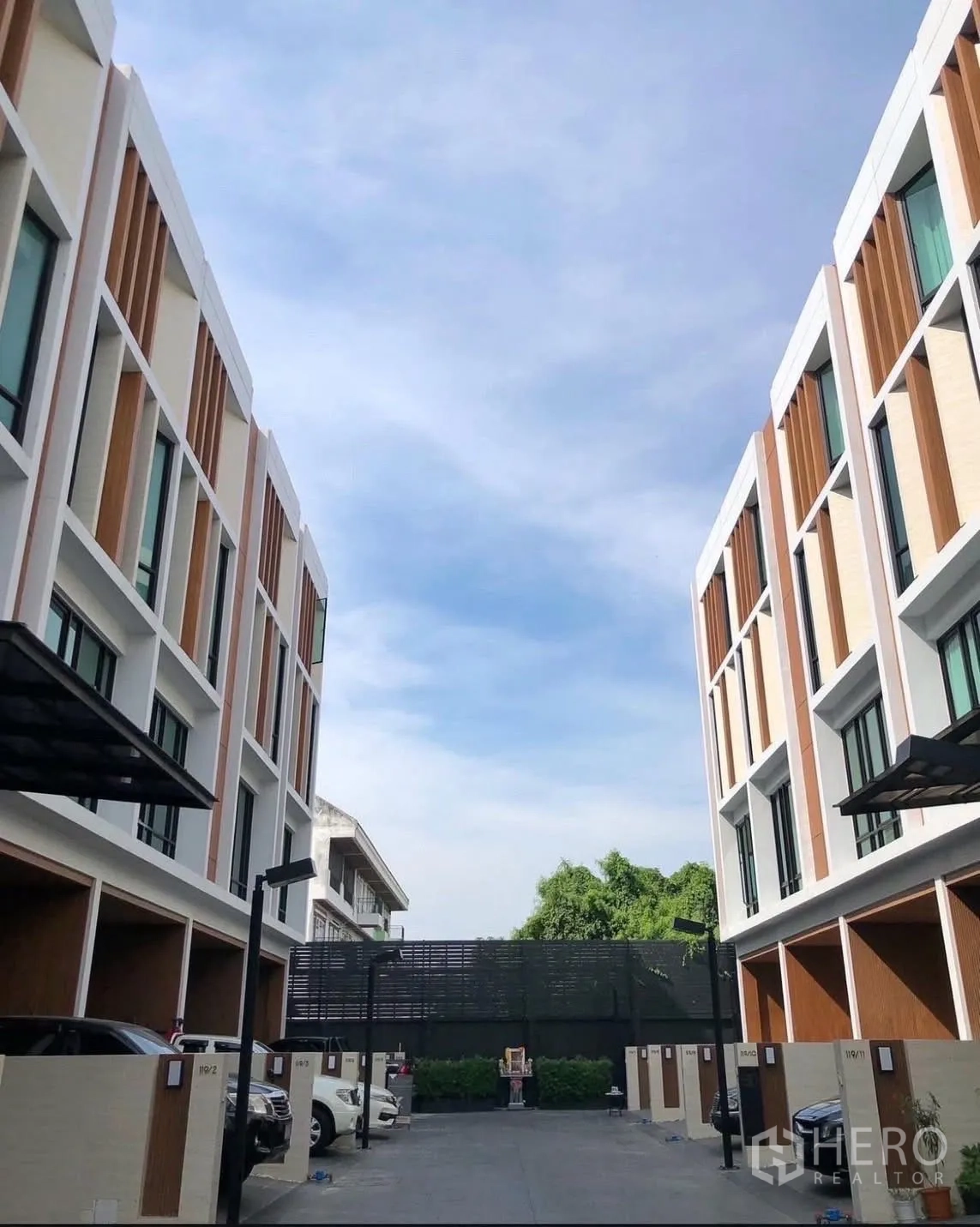 Home Office for rent in Chatuchak, Bangkok - Modern gated row of home offices with private carports and on-site parking in a quiet Chatuchak community.
