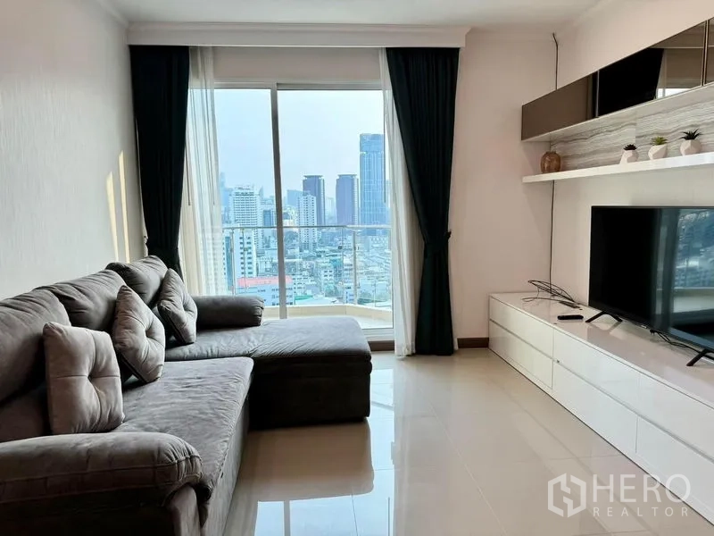公寓 出售在Ratchathewi, Bangkok - 客厅电视柜，推拉门通往可观城市景观的阳台。