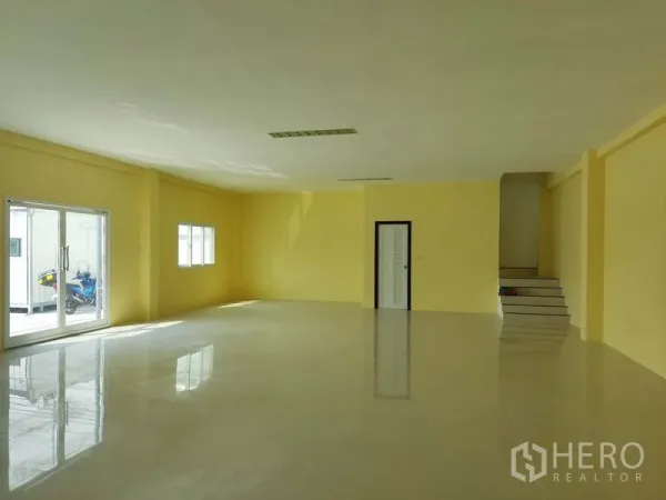 โรงงาน ขายในMueang Samut Sakhon, Samut Sakhon - ห้องออฟฟิศ/โชว์รูม พื้นกระเบื้องเงา ผนังสีเหลือง ประตูบานเลื่อนกระจก