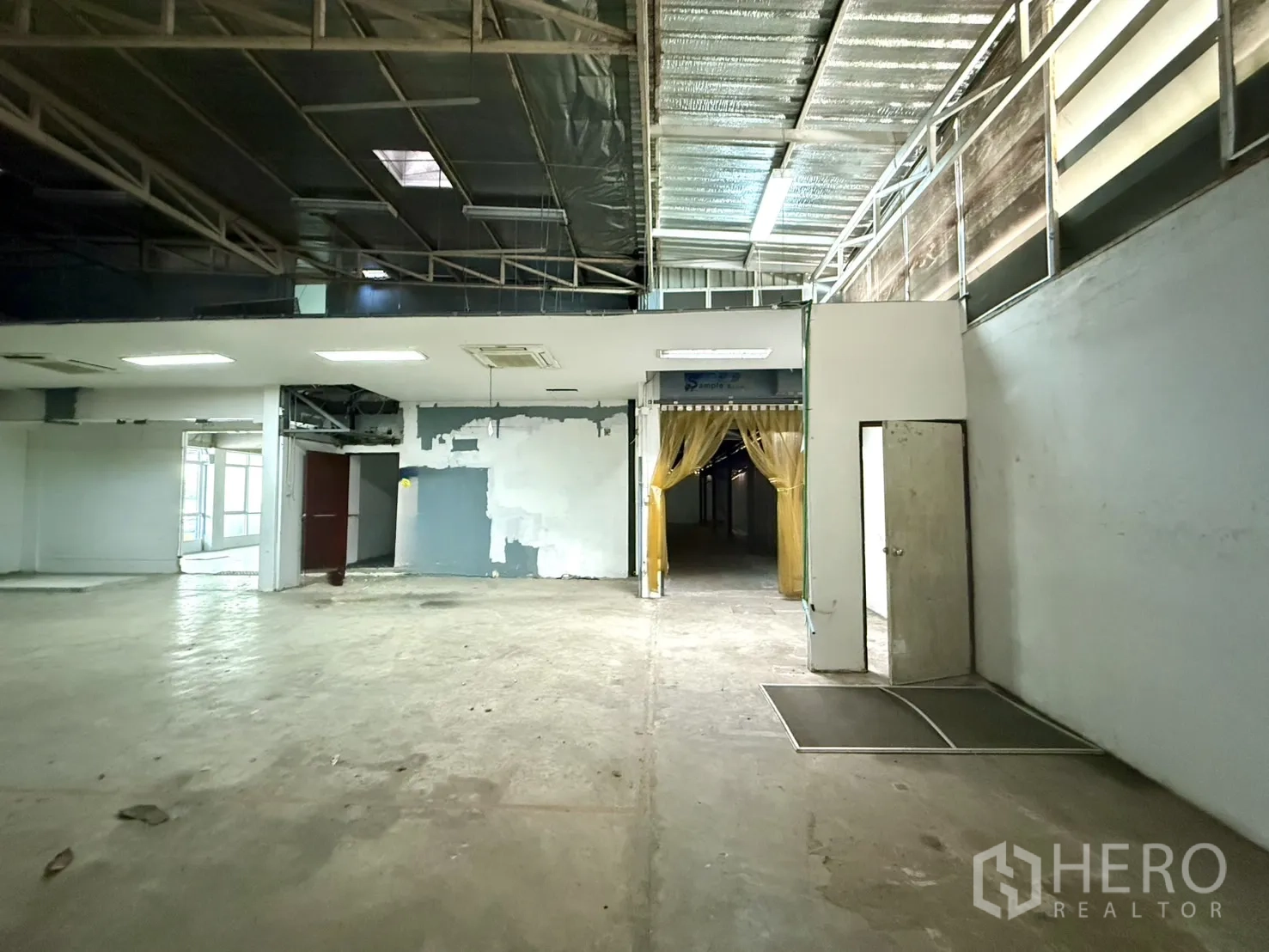办公空间 出租在Bueng Kum, Bangkok - 仓库内有夹层步道与服务用房