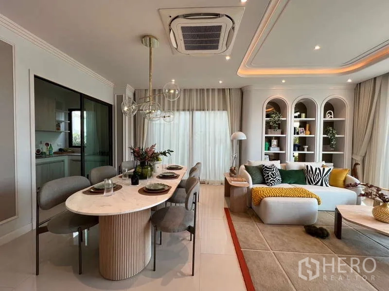 บ้าน ขายในSaphan Sung, Bangkok - โซนทานอาหาร โต๊ะหินอ่อน โคมแขวนกลม และประตูกระจกสไลด์เชื่อมครัวติดห้องนั่งเล่น