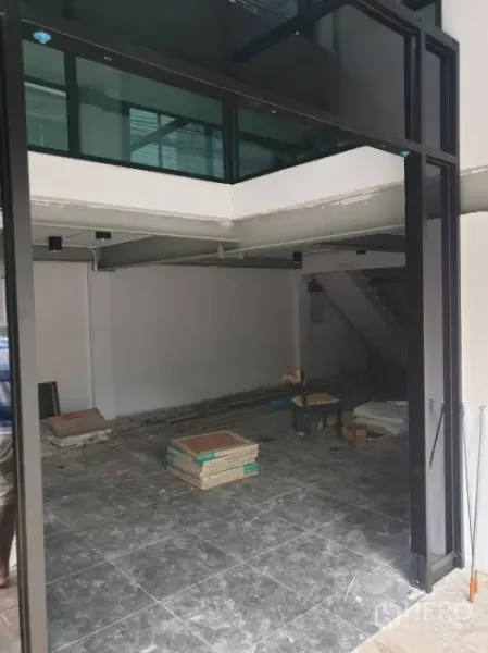 办公空间 出租在Khlong Toei, Bangkok - 一層開放式空間，帶玻璃夾層與地磚，施工中。