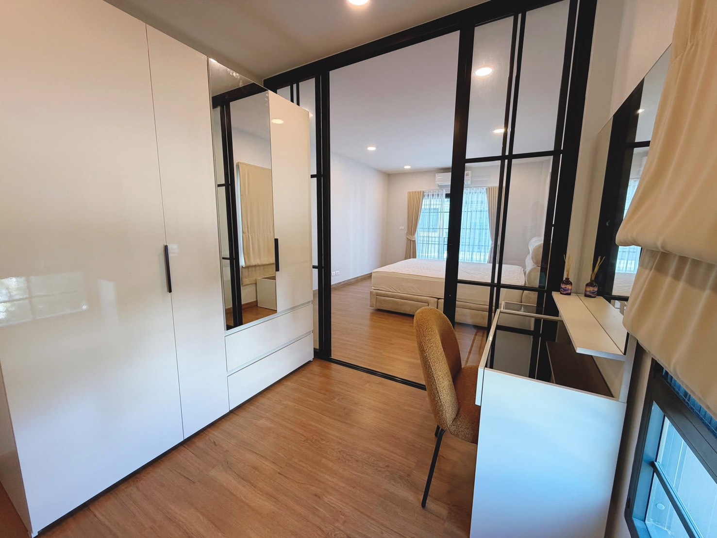 Detached House for rent in Bang Phli, Samut Prakan - Dressing room with glass partition, glossy wardrobes and a compact work desk.