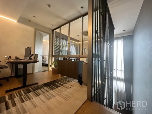 公寓 出售在Watthana, Bangkok - 夹层走道，玻璃墙与展示柜采光充足